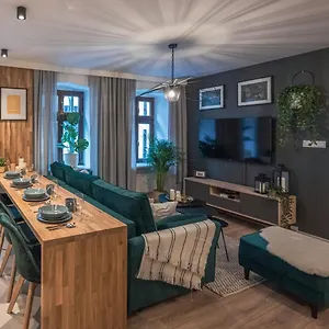  Apartment Spacious ~ 150m Main Square ~ Self Check-in 24h